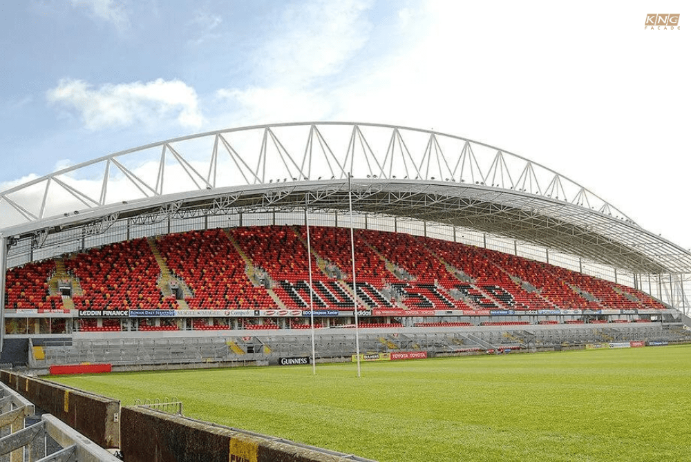 Thiết Kế Sân Vận Động Thomond Park Với Tấm Nhựa Xuyên Sáng